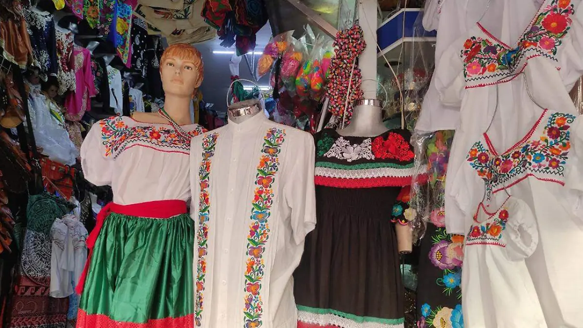 Los trajes típicos están ya en 700 pesos